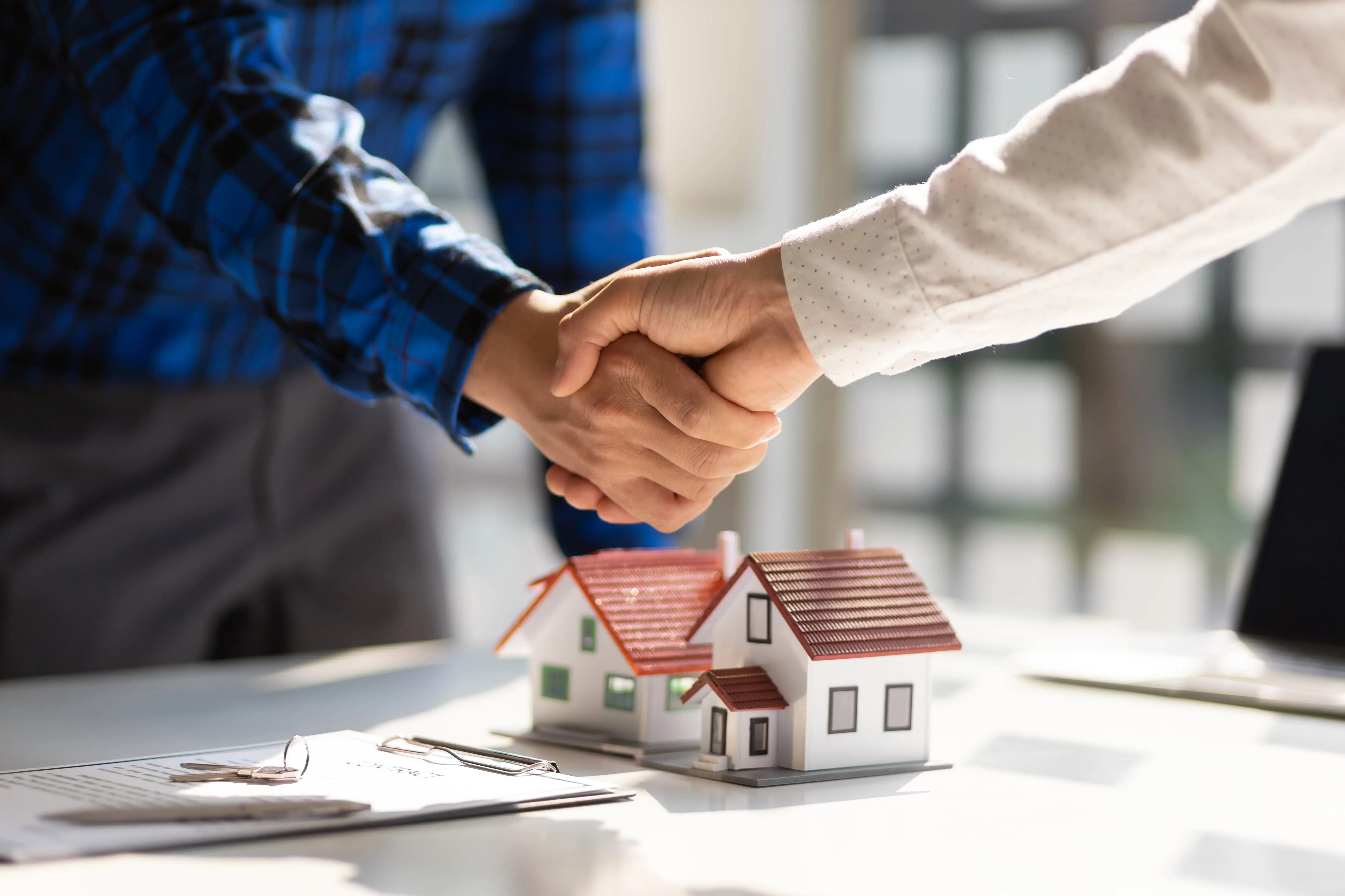 real-estate-agents-shake-hands-after-the-signing-buildersmeet